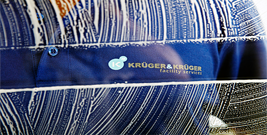 Krüger & Krüger Facility Service Logo auf T-Shirt bei der Glasreinigung